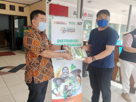 Kecamatan Kebayoran Lama Terima Bantuan Beras dan Air Mineral 