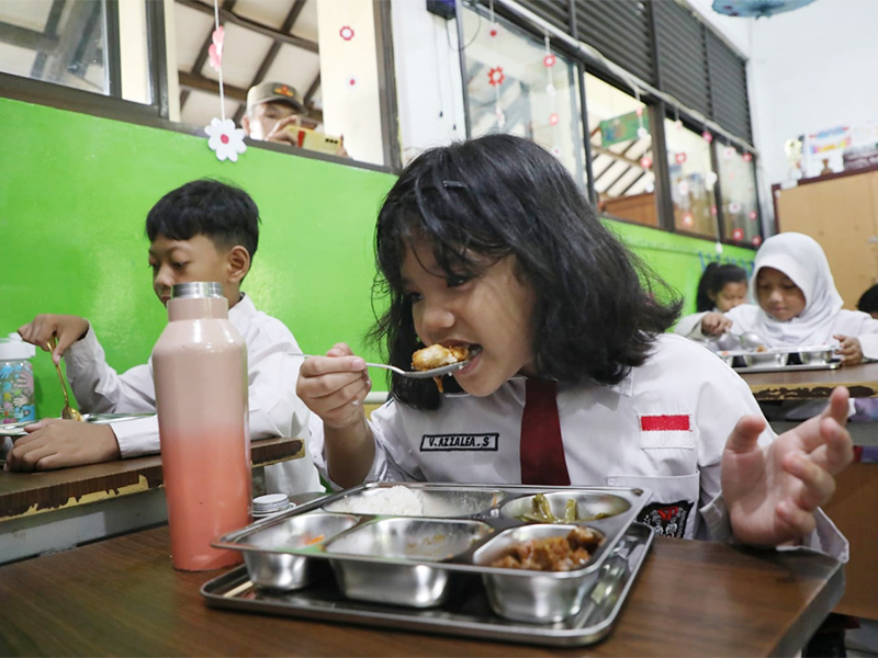  Siswa dan Guru SDN 01 Bangka Antusias Terima Makan Bergizi Gratis