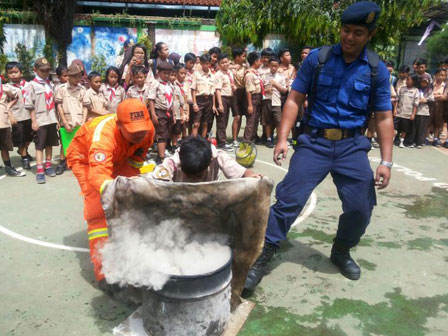  120 Siswa SDN pondok Labu Ikuti Sosialisasi Pencegahan Kebakaran