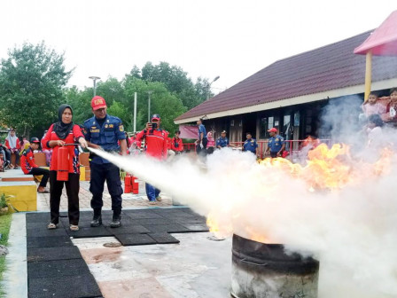 Warga RW 03 Pulau Lancang Diberikan Simulasi Pencegahan Kebakaran 