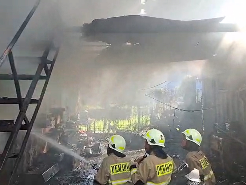  Kebakaran Bengkel dan Kantor di Jalan Jaya Pura 1 Berhasil Dipadamkan