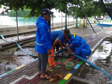 Petugas Gabungan Atasi Genangan di Pulau Tidung