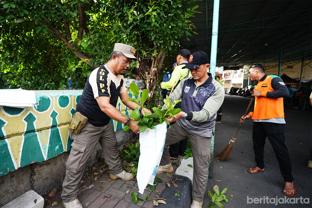 Personel gabungan ikuti aksi Jumat bersih di Kecamatan Tambora