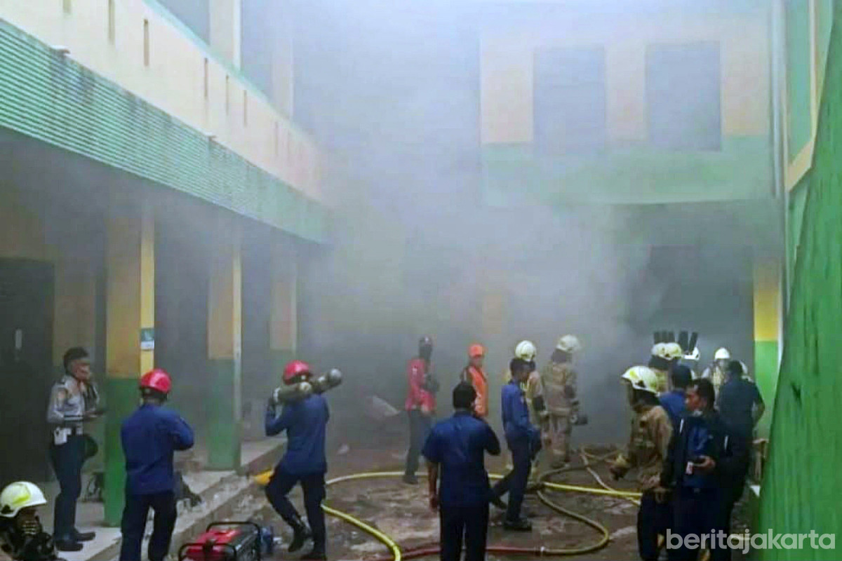 Petugas melakukan pemadaman kebakaran gudang Ponpes Al Mawaddah Jagakarsa