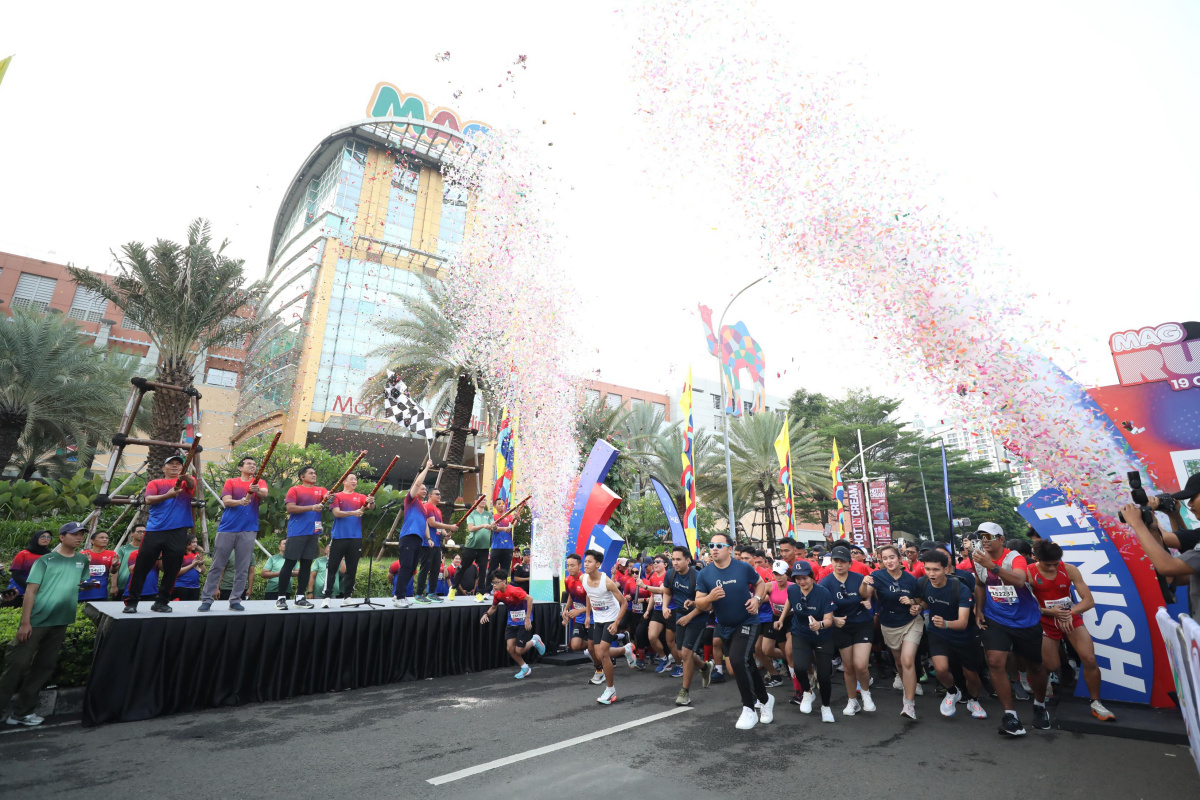 Hendra Hidayat melakukan flag off pelepasan ribuan peserta lari MAG Run 2025