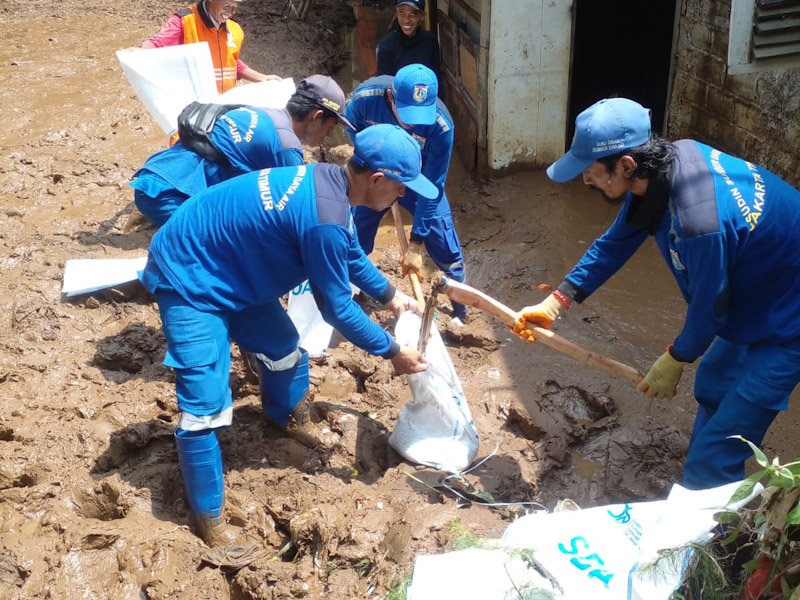  861 Satgas SDA Dikerahkan berrsihkan Sampah dan Lumpur Pasca Genangan 