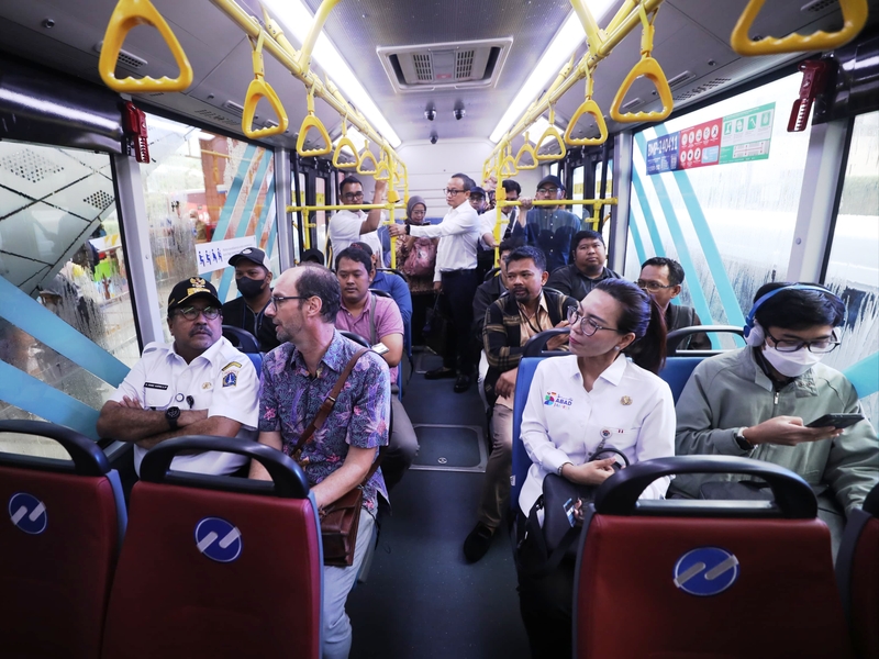 Diplomat PBB Senior Naik Transjakarta Bareng Wagub Rano Karno