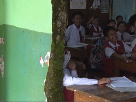 Gedung SDN Pondok Bambu 11 Pagi Rusak Parah