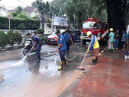 Petugas PPSU dan Damkar Bersihkan Ceceran Tanah di Jl Sam Ratulangi