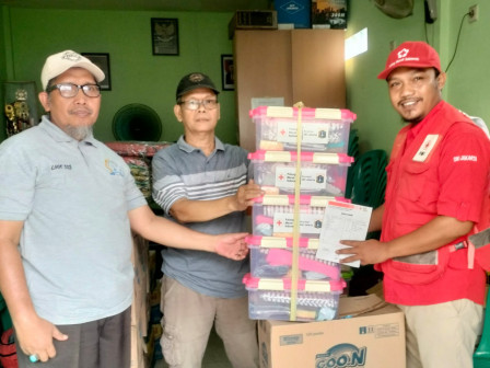 PMI Berikan Bantuan Penyintas Kebakaran di Penggilingan 