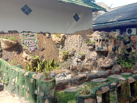 Kantor Kelurahan Sungai Bambu Dipercantik Taman PPSU