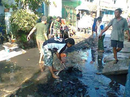 35 Ton Sampah Diangkut dari Saluran di Tanjung Priok