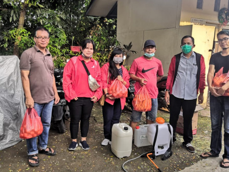 Anggota Komisi A Berikan Bantuan Sprayer Disinfektan Untuk Warga Bukit Duri