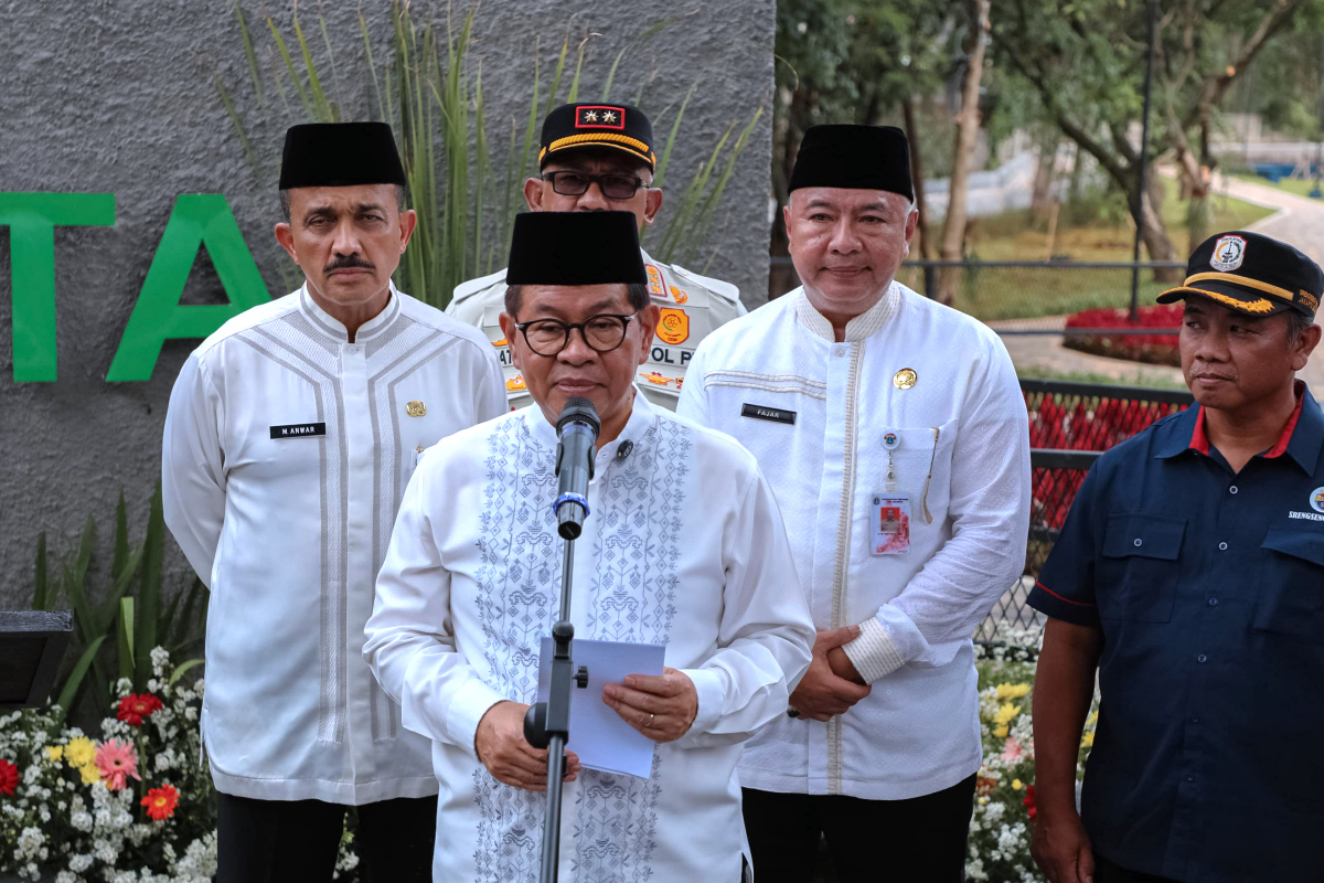 Pramono Anung memberikan keterangan pers setelah peresmian RTH Kampung Kalibata