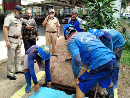  Wali Kota Jaktim Tinjau Pembangunan Sumur Resapan di Jl DI Panjaitan 