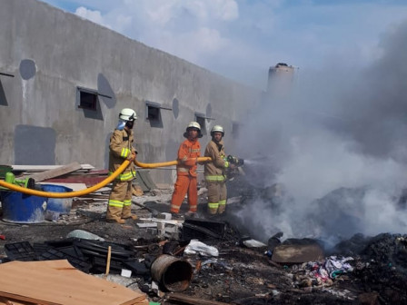 Kebakaran Lapak Barang Bekas di Pulogebang Berhasil Dipadamkan Petugas