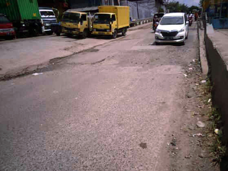 Warga Keluhkan Jalan Rusak Di Kapuk Poglar