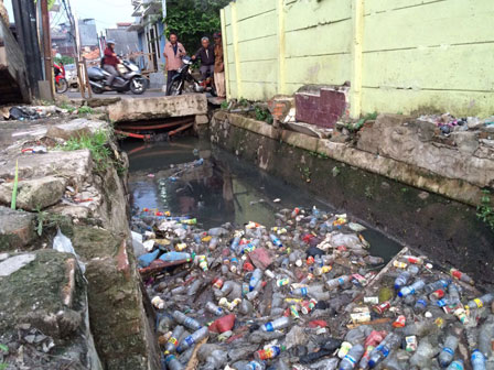 Sampah Menumpuk di Saluran PHB Jl Menteng Pulo Raya