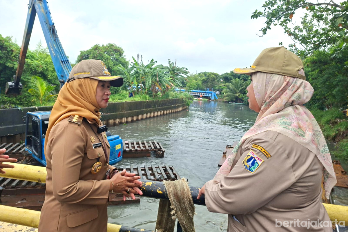 Wali Kota didampingi Kasudin SDA Jakarta Barat saat meninjau pengerukan di Kali Sepak, Selasa (13/1)