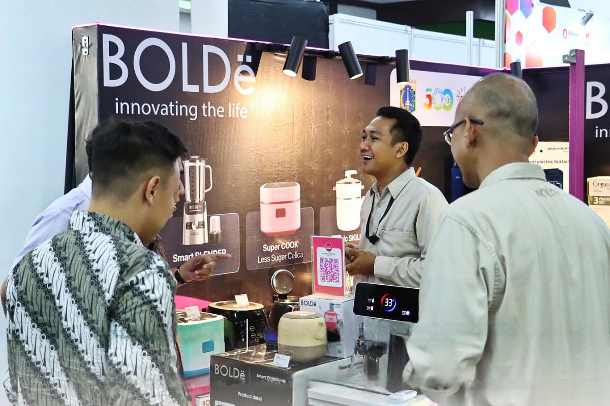 Pengunjung Business Matching 27 melihat produk dari PT Bolde Inovasi Global