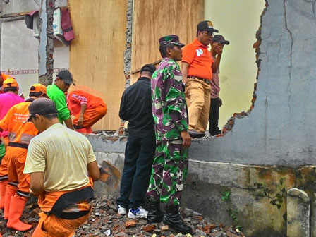 Bangunan Di Atas Saluran Kali Setu Ciganjur Dibongkar