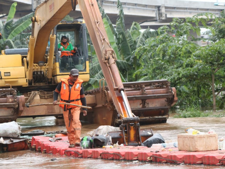 Dinas LH Bersihkan 338 Meter Kubik Sampah Banjir