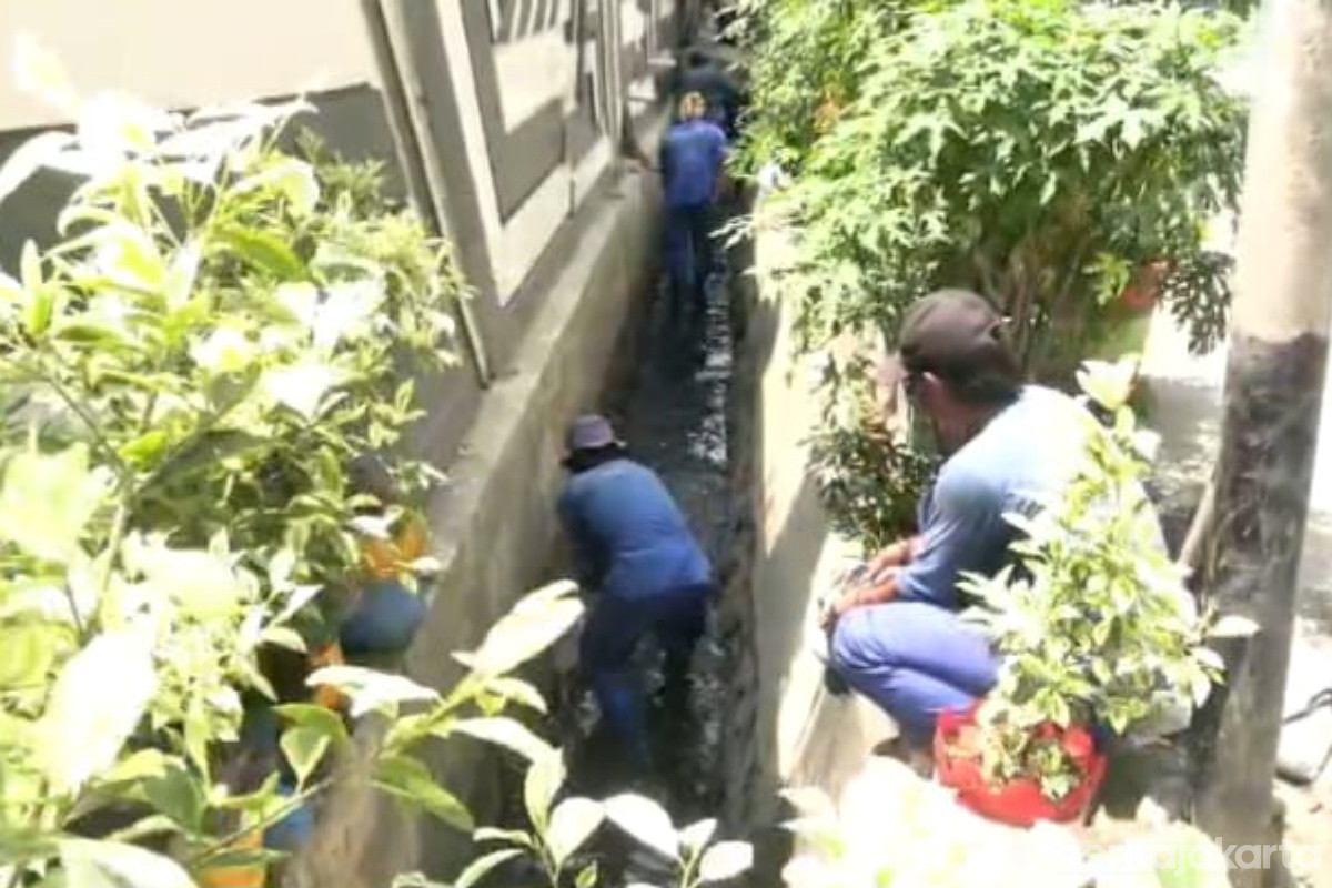 Pasukan Biru Dikerahkan Kuras Saluran Air di Jalan Cipunegara Cideng 