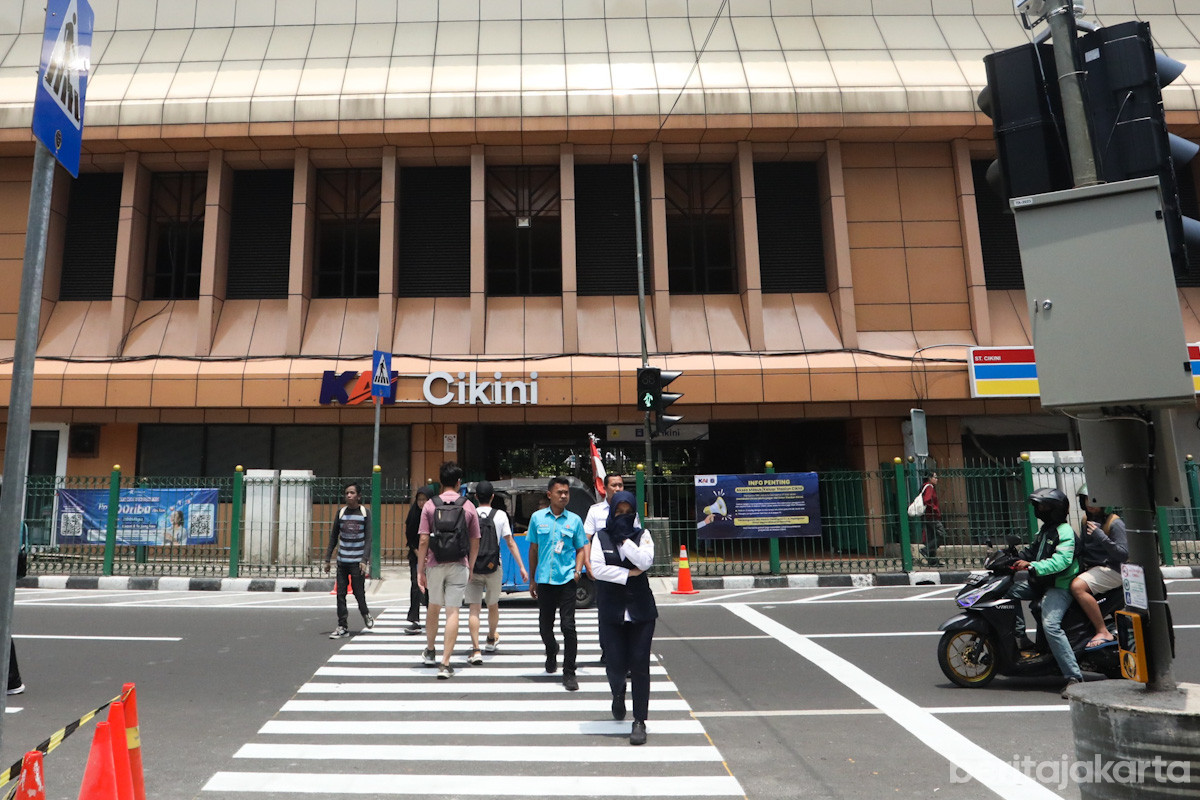Warga memanfaatkan pelican crossing di Stasiun Cikini 