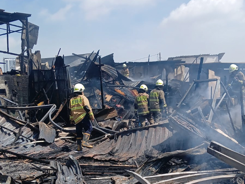 https://multimedia.beritajakarta.id/photo/2014_508c75c8507a2ae5223dfd2faeb98122/28 Unit Pemadam Atasi Kebakaran di Kemayoran Gempol