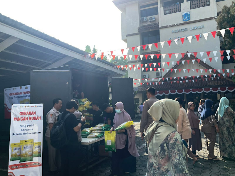 Warga Cipinang Antusias Beli Pangan Murah 