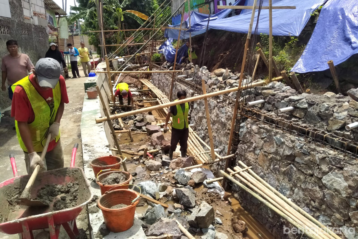 Normalisasi Saluran Air di Jl Ksatrian X Kebon Manggis