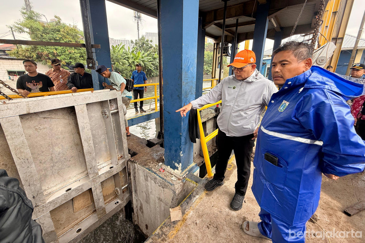 Wali Kota Jakpus Tinjau Perbaikan rumah pompa kali item