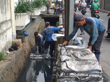 Saluran di Jalan Asem Baris Raya Sepanjang 400 Meter Dikuras