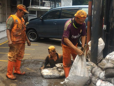 PPSU Kebayoran Lama Selatan Kuras Saluran Air di Jl Bintaro Raya