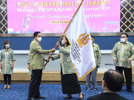 Gubernur Anies Lepas Keberangkatan Kontingen Jakarta ke Pesparawi Nasional 13
