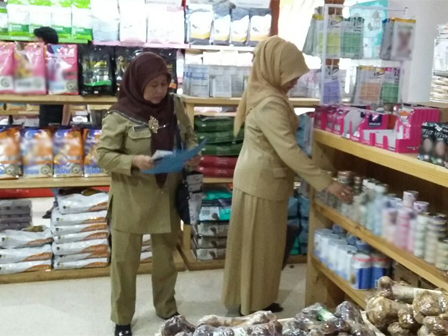 Sudin KPKP Tarik 6 Makanan Kaleng Hewan Kadaluarsa
