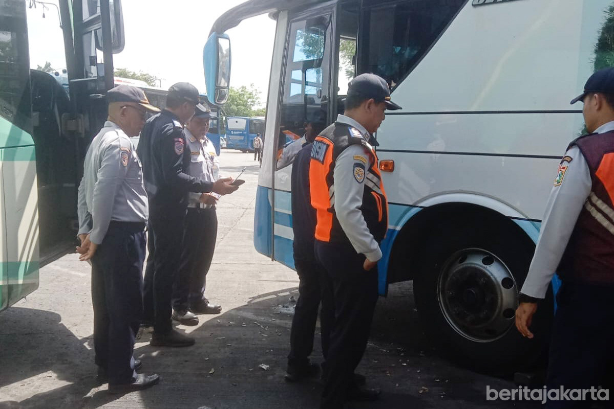 https://multimedia.beritajakarta.id/photo/2014_508c75c8507a2ae5223dfd2faeb98122/Pengecekan bus di Terminal Kalideres jelang Nataru