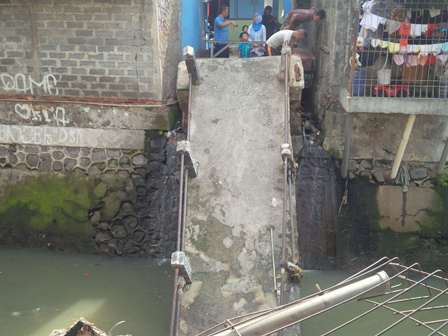 Jembatan Penghubung Warga Manggarai Selatan Roboh