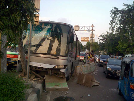 transjakarta_nabrak_tiang_nurito.jpg