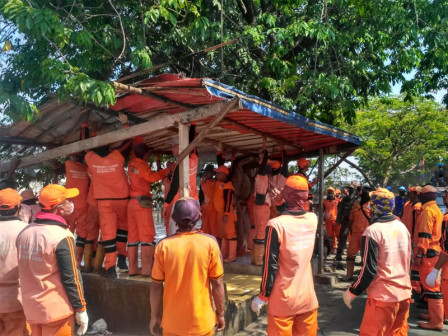 25 Bangunan Liar di Bantaran Kali Kresek Ditertibkan