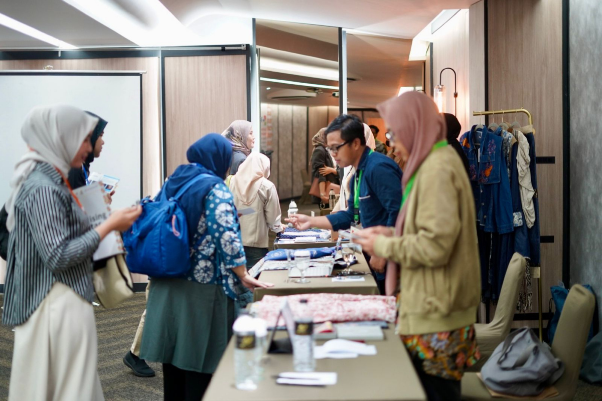 Pelaku usaha menjelaskan produknya kepada pengunjung di Business Matching Rising Star 2025