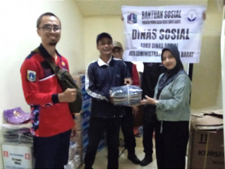 Sudinsos Jakbar Distribusikan Bantuan Bagi Penyintas Kebakaran di Jalan Asofa 1