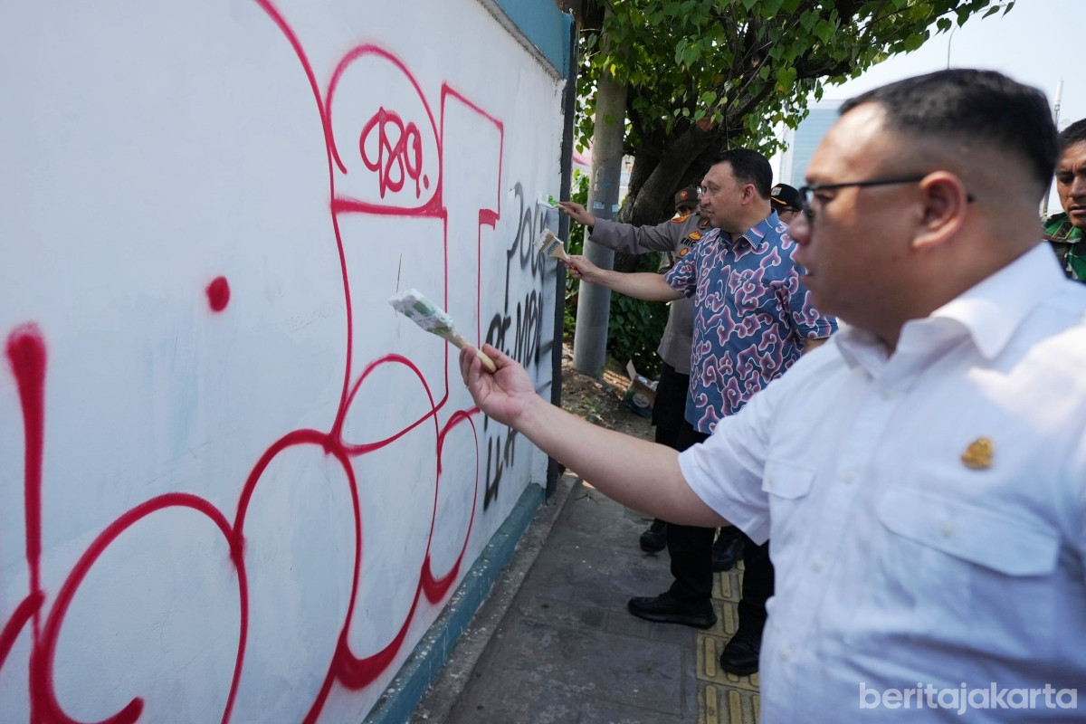 Jajaran Forkopimko Jakarta Utara membersihkan coretan vandalisme di Jalan Yos Sudarso