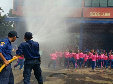 Petugas Pemadam Sosialisasikan Penanggulangan Kebakaran