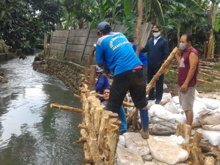  Satgas Sudin SDA Kecamatan Pesanggrahan Perbaiki Turap kali Uangan 