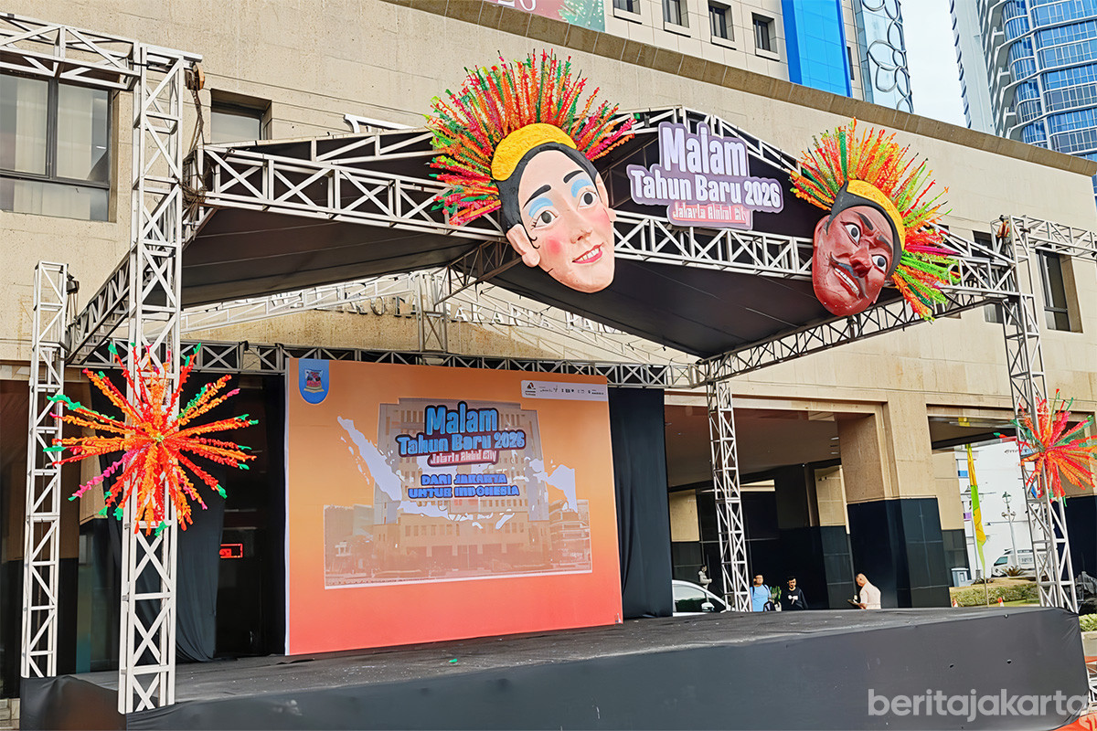 Persiapan panggung hiburan malam tahun baru di Kantor Wali Kota Jakarta Barat