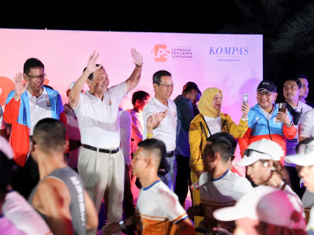 Pj Gubernur Lepas Ribuan Peserta Lomba Lari Marathon di Monas 