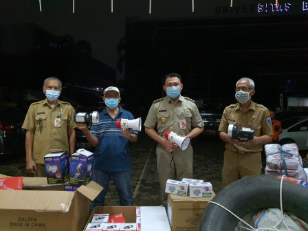 Warga Cipinang Melayu Terima Bantuan Peralatan Penanggulangan Bencana
