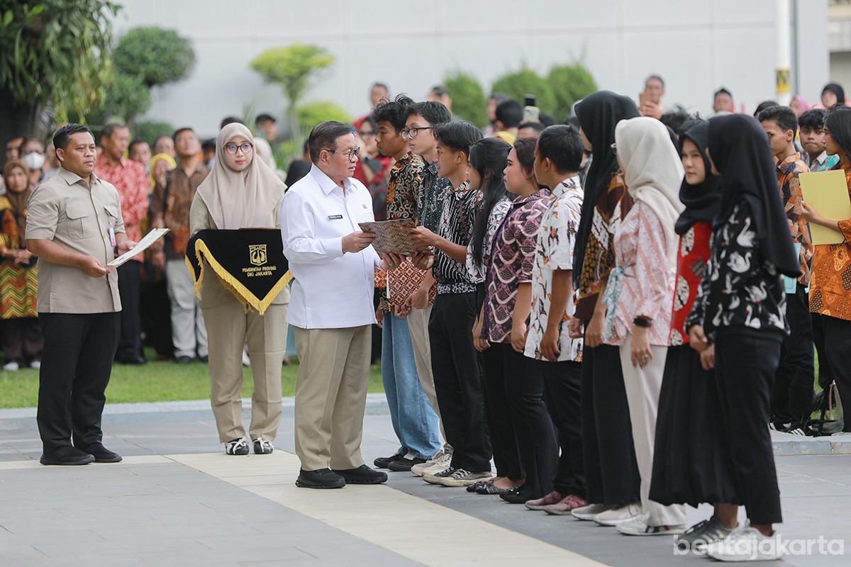 Pemprov DKI menyerahkan program bantuan pemutihan ijazah tahun 2025 Tahap V