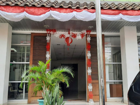  Dekorasi Merah Putih Hiasi Kantor Kelurahan Senayan
